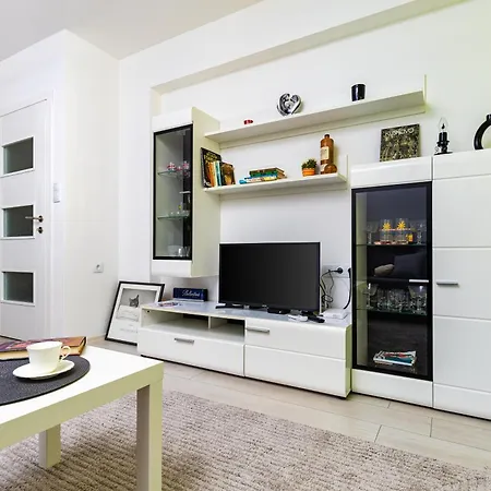 Radiant Retreat - Bright 1bd Haven In By Flat Mаnager Apartment