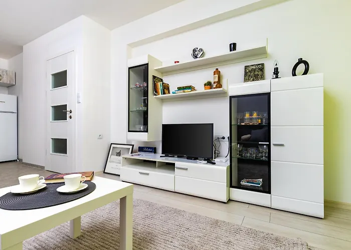 Radiant Retreat - Bright 1bd Haven In By Flat Mаnager شقة